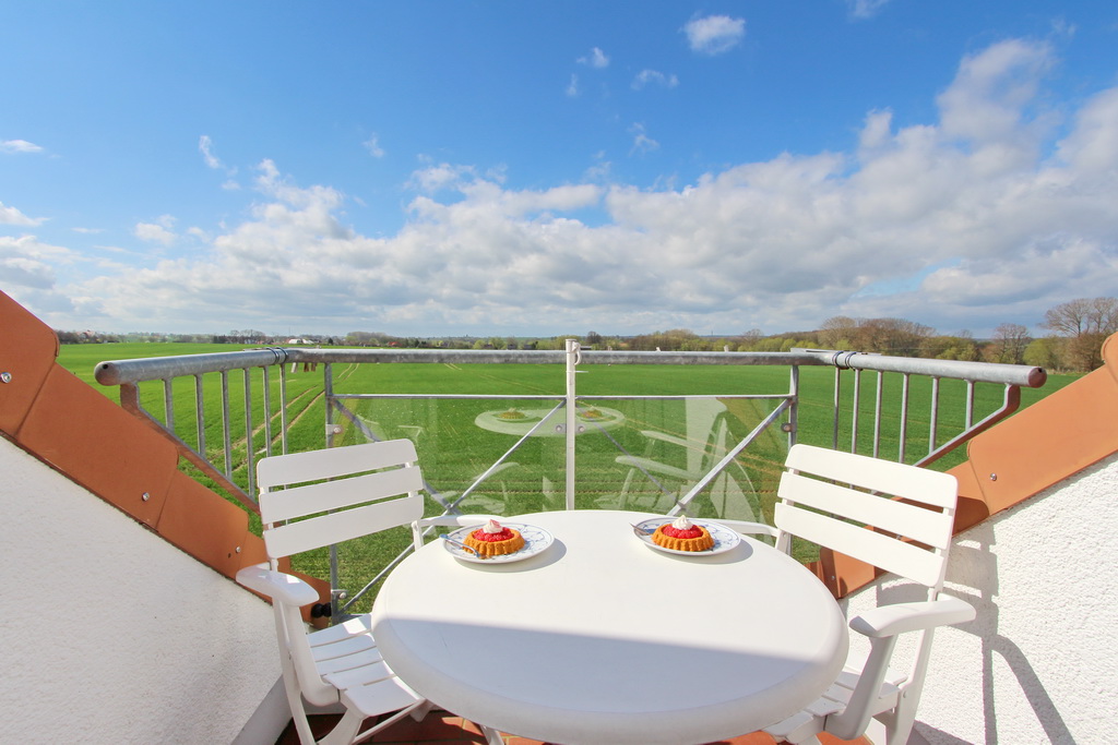 Balkon mit Blick über die Felder