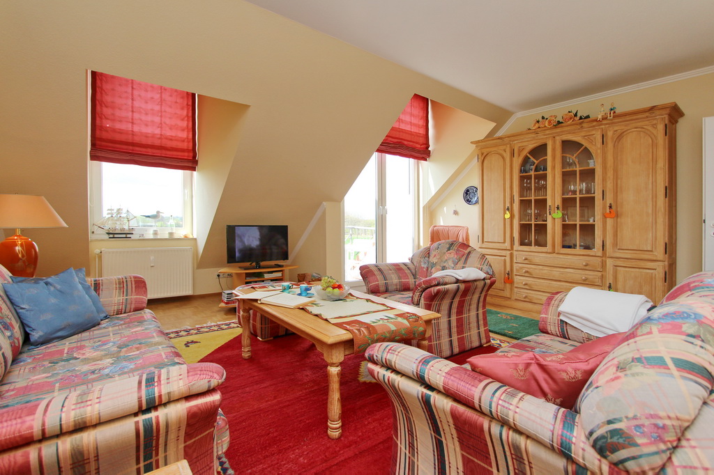 großzügiges Wohnzimmer mit Longchair